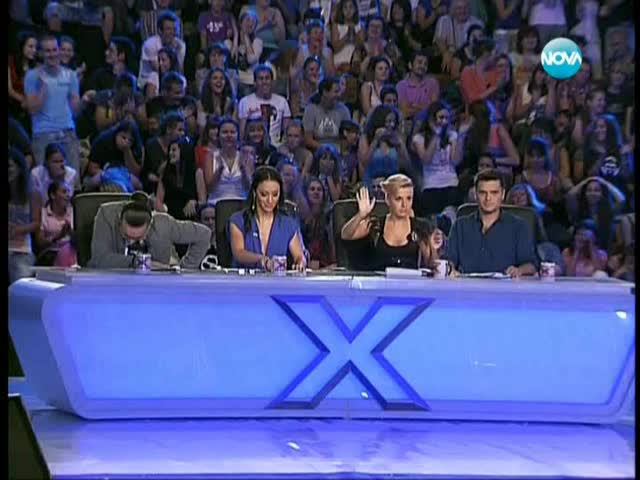 Момиче падна от сцената на X factor - 12.09.11