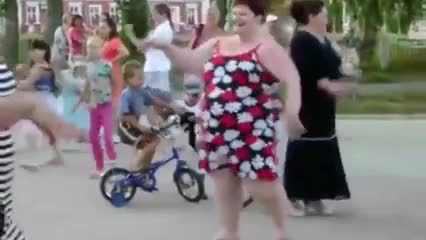 Жена танцува по много забавен начин