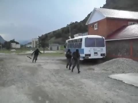 Пиян руски войник от Спецназ по време на учение