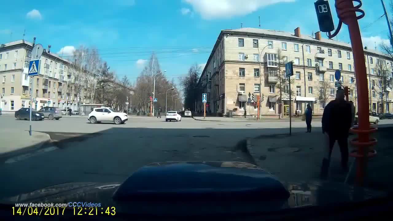 Ето така се поправят светофарите в Русия!!
