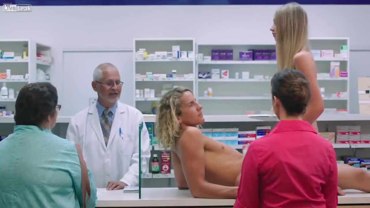 Смях! Ето така се тества кондом!