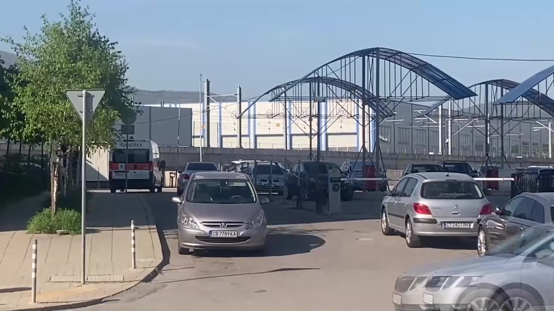 Работник се барикадира в гараж „Земляне“ в София