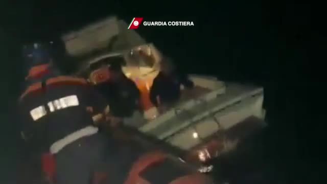 Спасители извадиха десетки хора от лодки в езерото Комо