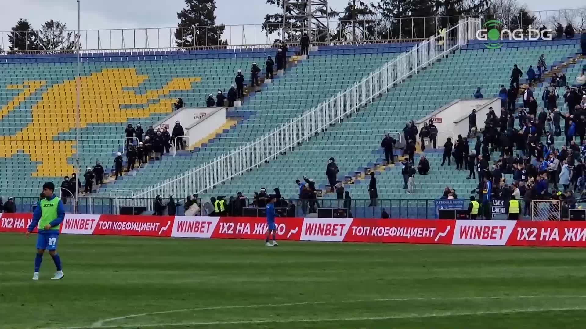 Напрежение между феновете в Сектор В и Сектор Г