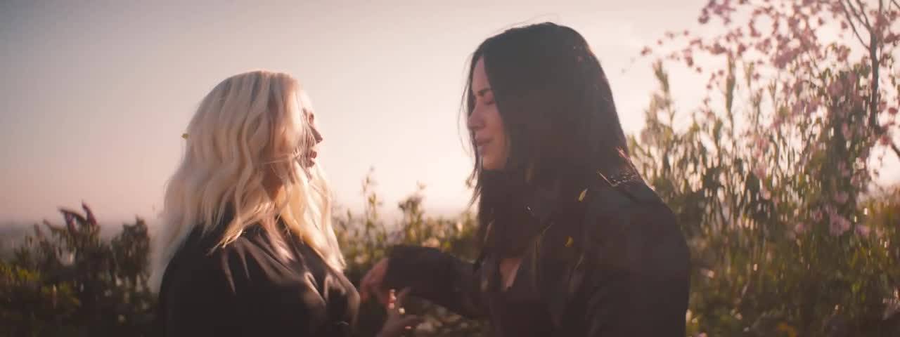 Велики! Christina Aguilera and Demi Lovato - Fall In Line официално видео + превод