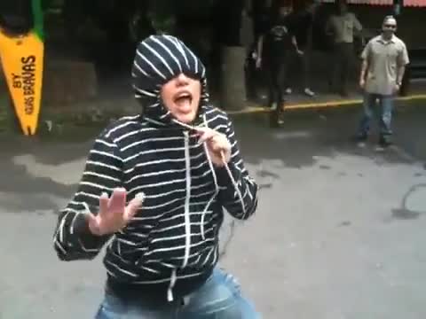 Miley Cyrus Имитира Justin Bieber : D