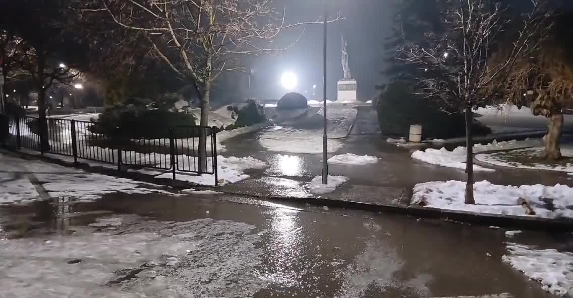 Поледица затруднява движението на автомобили и пешеходци в Русе