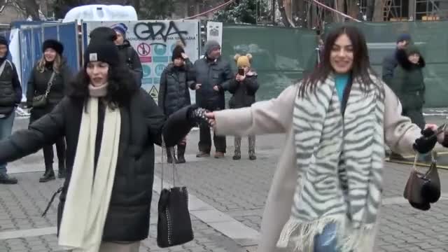 Кръшно хоро се изви на столичния площад „Света Неделя“ въпреки студа