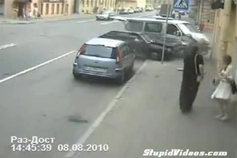 Жена като по чудо уцеля да не бъде блъсната - Рефлекс или Късмет? 