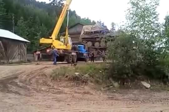 Вижте как се мести танк с кран :) ;d