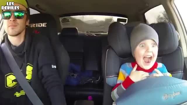 >Смях ... Татко прави дрифт с детето си