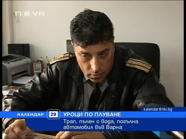 Огромна дупка погълна кола във Варна 
