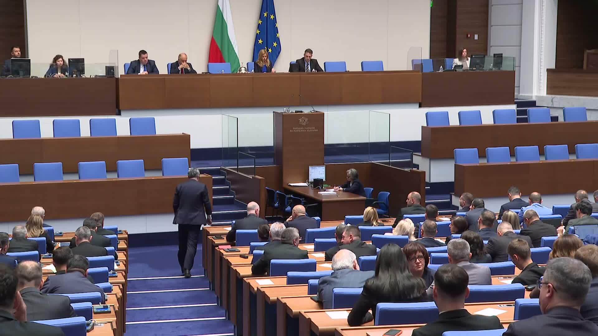 Депутатите почетоха с минута мълчание паметта на Любен Дилов-син