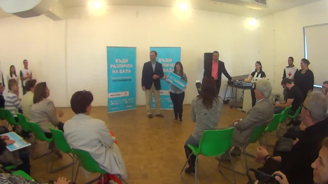 Връчване на стипендиите от кампанията "С тениска на бала" 2015