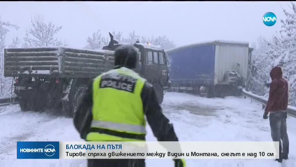 Камион се завъртя, автобус падна в канавка в Монтанско