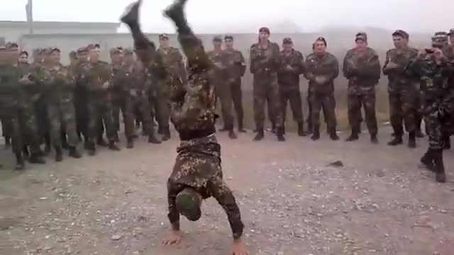 Руската армия пее е танцува - We Will Rock You