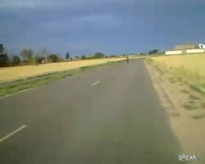 Луд Идиот Се Премазва Здраво С Мотор На Пътя ГЛЕДАЙТЕ:))