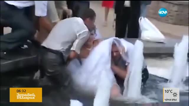 Сватбена фотосесия: Младоженци паднаха във фонтан