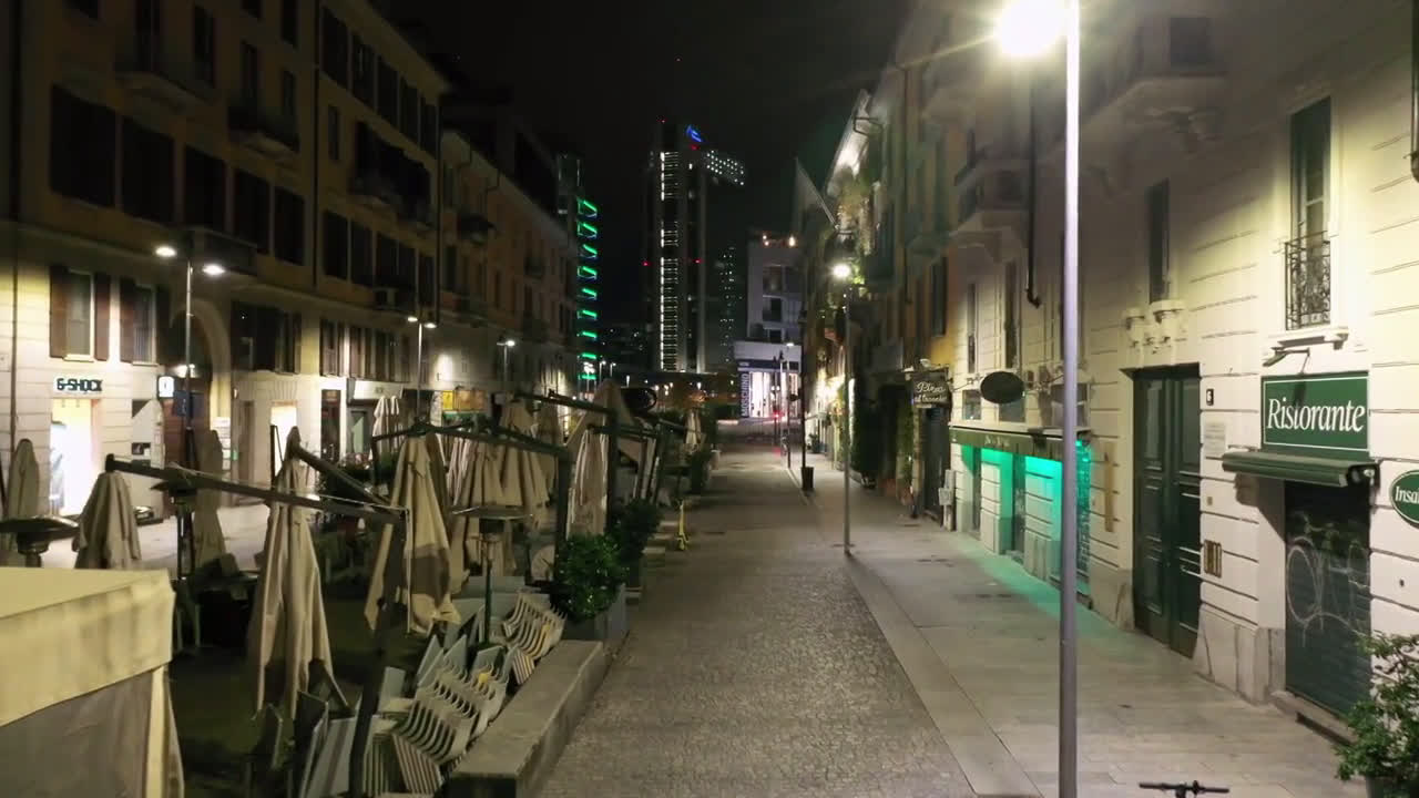 Italy: Milan landmarks deserted as coronavirus curfew enforced