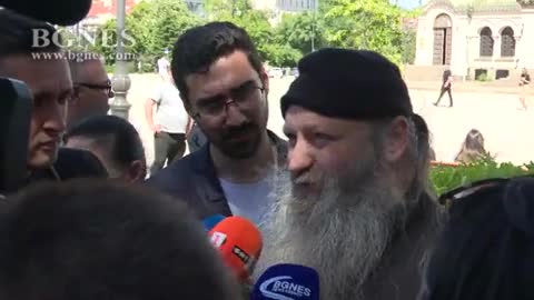 Миряни на протест срещу кандидатурата на Арсений за сливенски митрополит