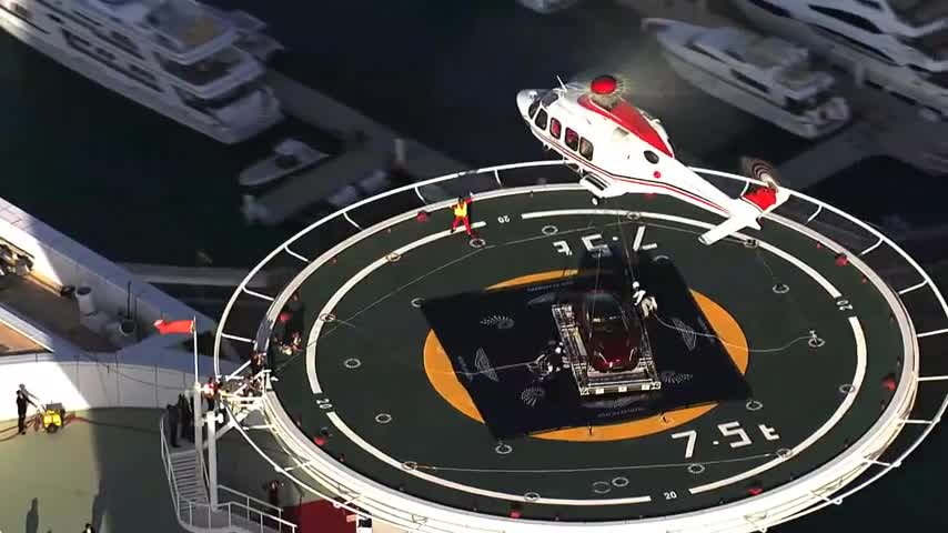 Aston Martin кацна на Бурдж Ал Араб ..