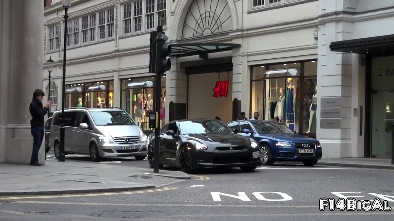 Как се взима завой в Лондон с Nissan Gtr ! www.streetcustomsbg.at.ua