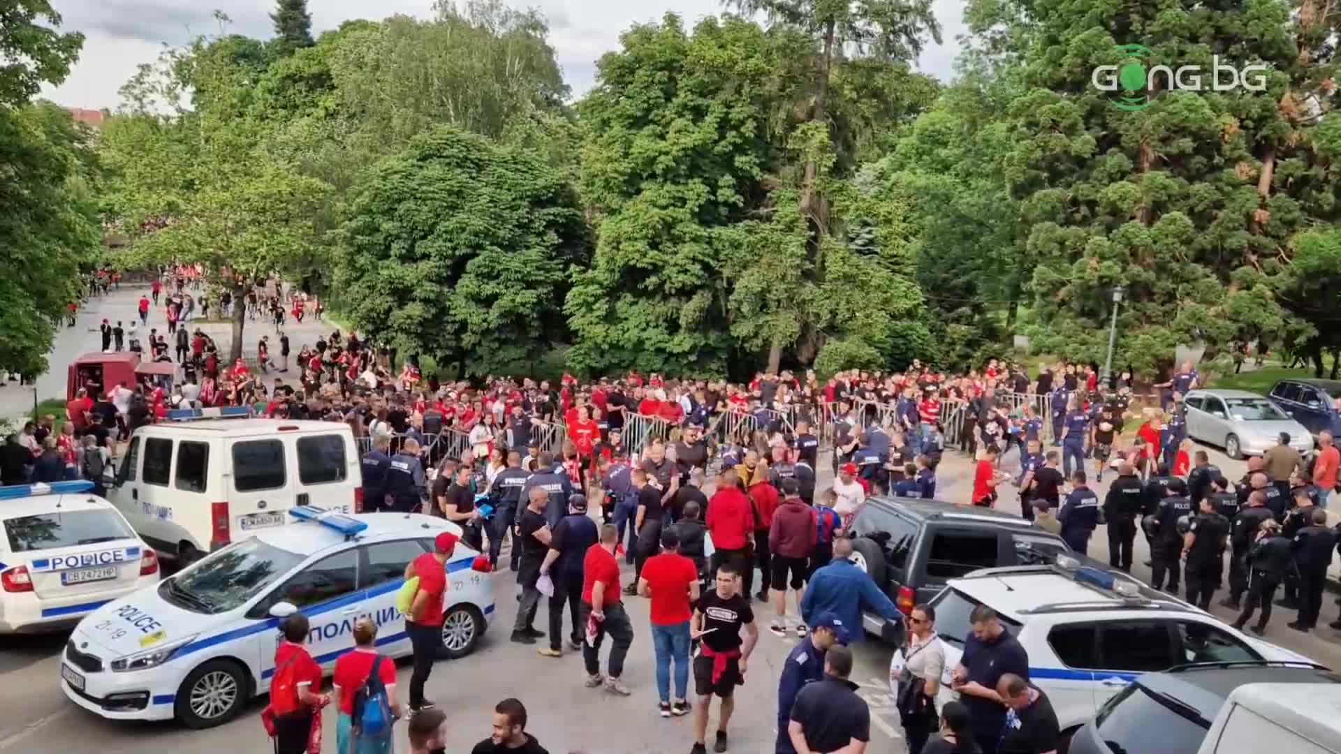 Феновете на ЦСКА влизат откъм Г