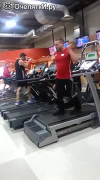 Танц на бягаща пътека във фитнеса