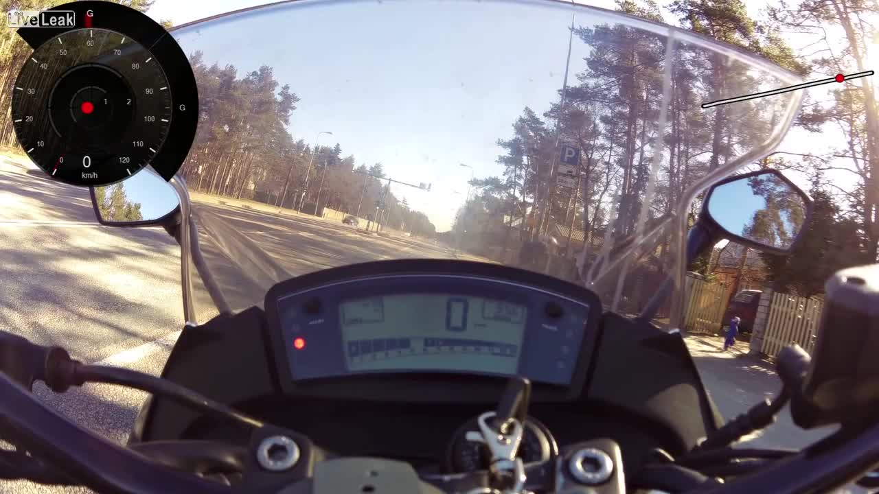 Моторист спасява деца в трафик