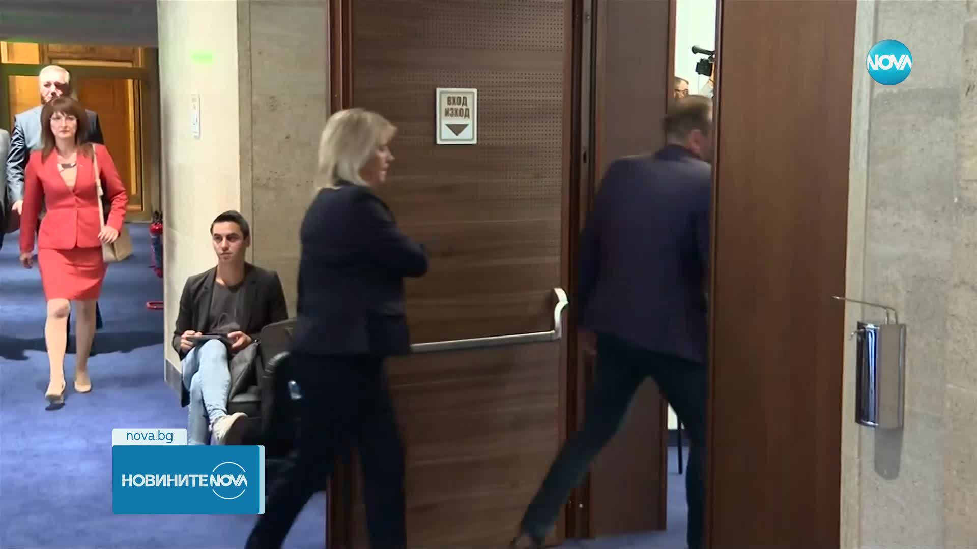 Депутатите гласуват втория вот на недоверие към кабинета „Денков”