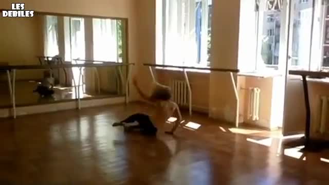 Блондинка се пребива докато танцува ..