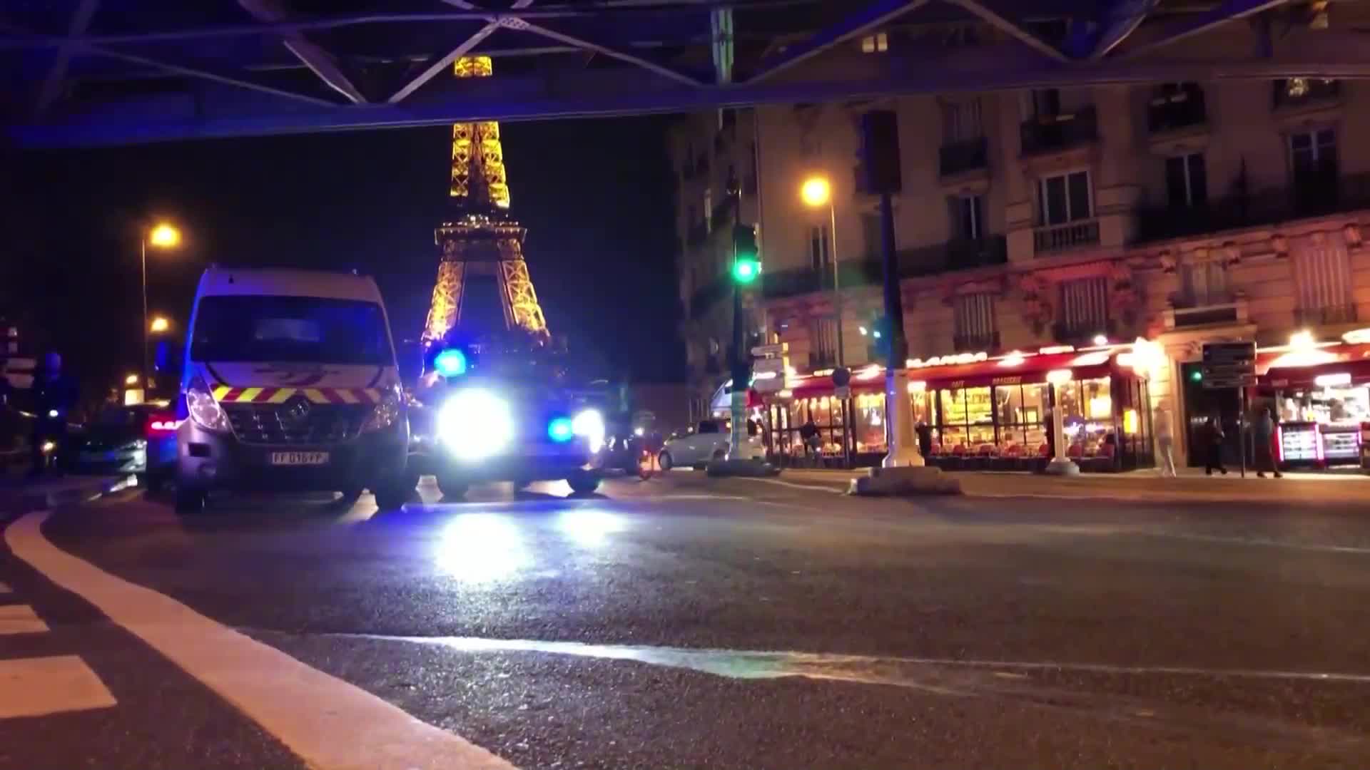 Радикален ислямист нападна минувачи в центъра на Париж, има жертва и ранени (ВИДЕО+СНИМКИ)