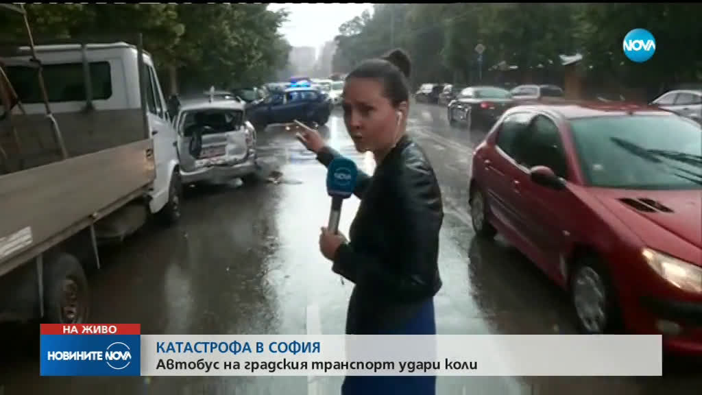 Автобус помете две коли на кръстовище в София (СНИМКИ)