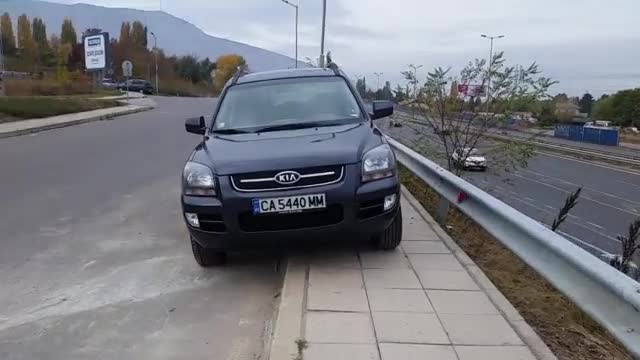 Безобразно паркиране в района около "Декатлон" в "Младост"