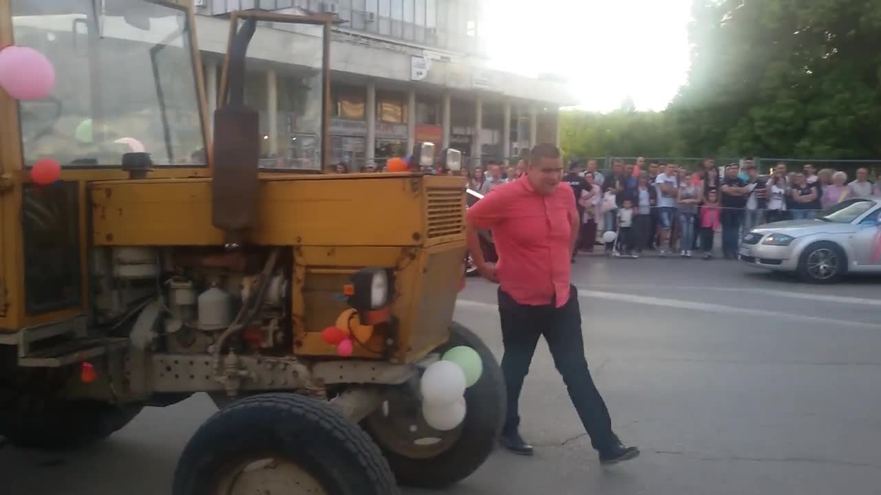 Абитуриент взриви обстановката с трактор