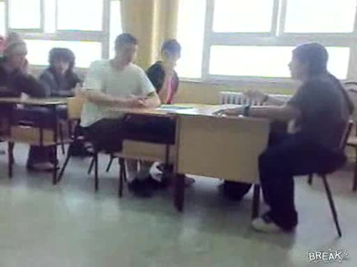 Ученик дразни свой съученик ама друг го отнася :d