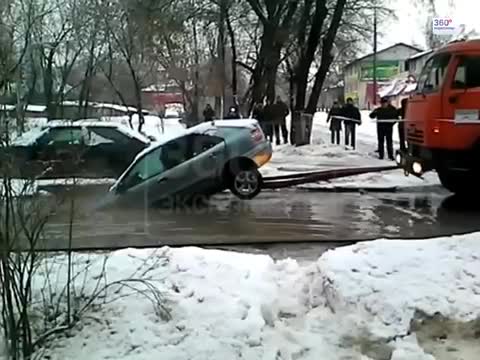 Ето как не се дърпа кола пропаднала в дупка с вода!