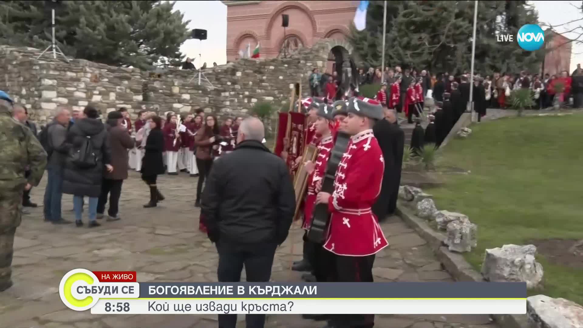 Защо в Кърджали спасяват кръста в басейн