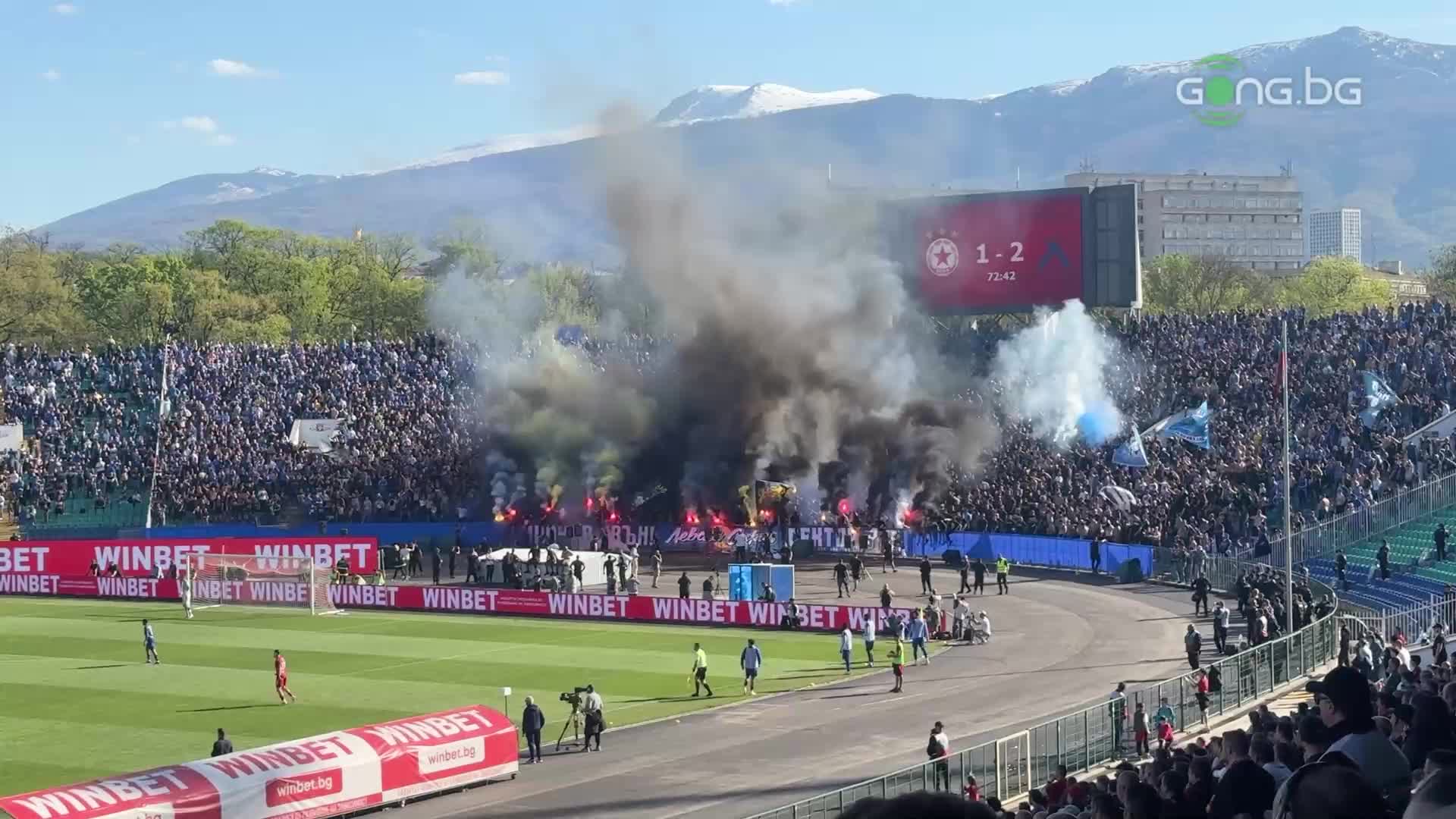 Феновете на Левски запалиха димки