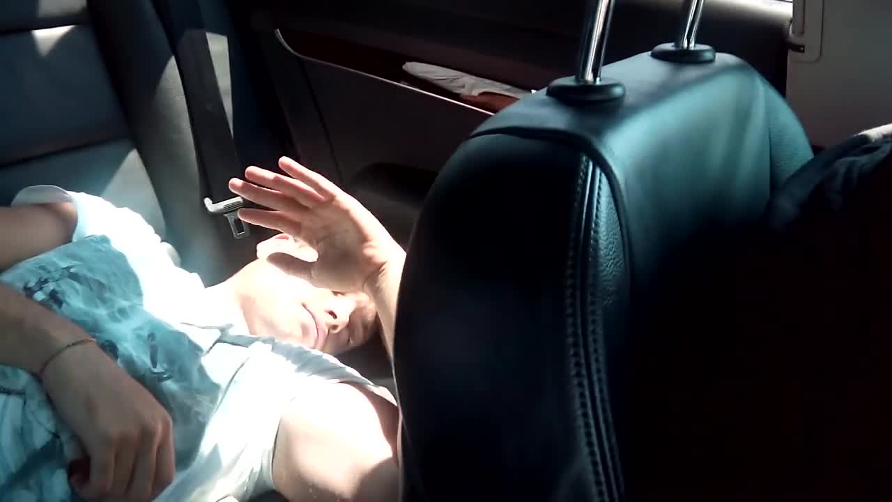 Нед събужда Лестер с метъл музика !