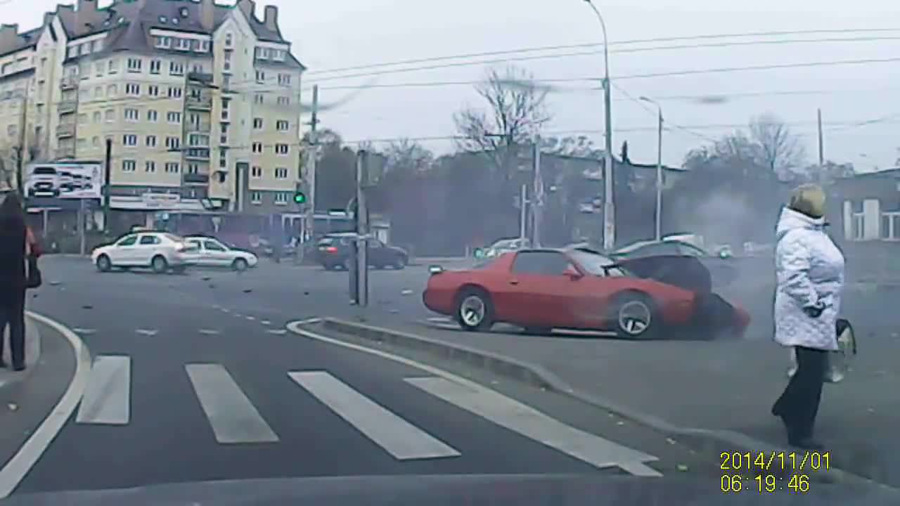 Катастрофа на Pontiac Firebird и 9 жени с късмет
