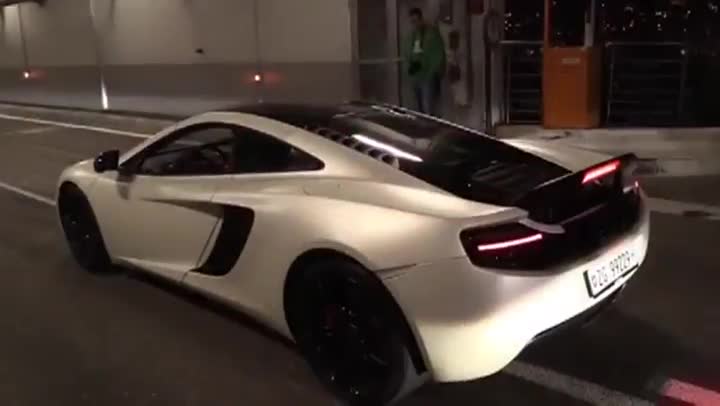 Как си палят цигарите феновете на колите Mclaren