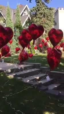 Съседи оставиха 10 балона-сърца в двора на жена, болна от рак