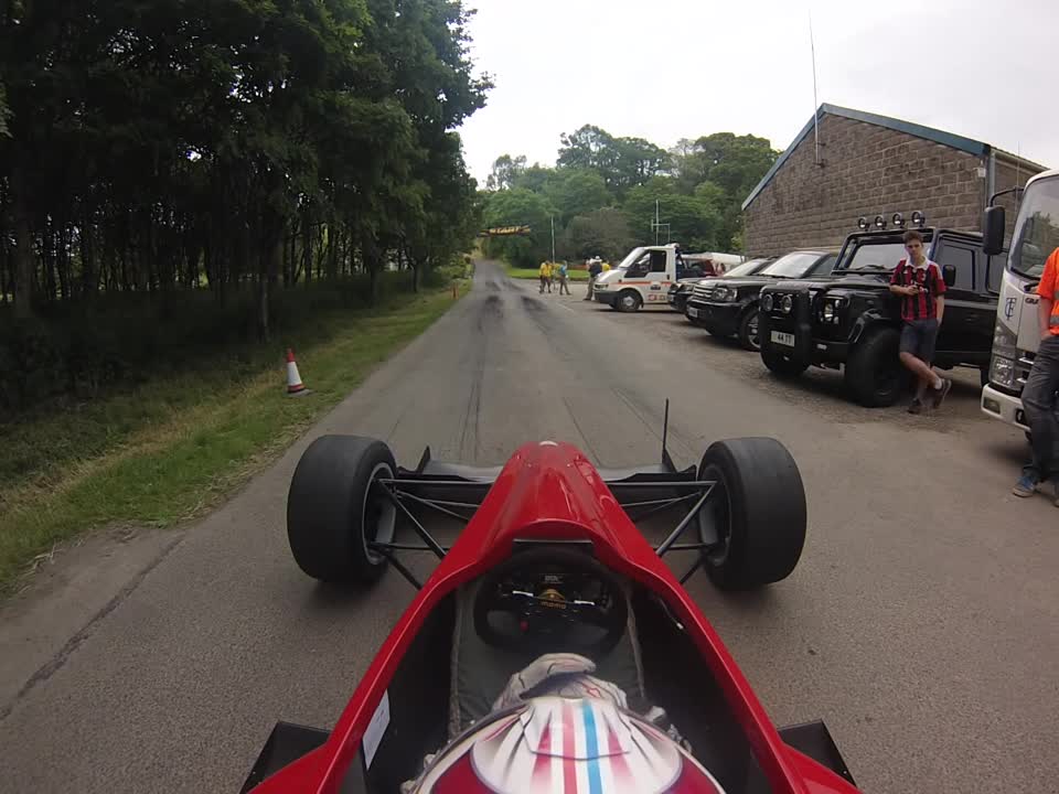 Няма такава обиколка! Гледайте как се чупи рекорд с болид от F1!
