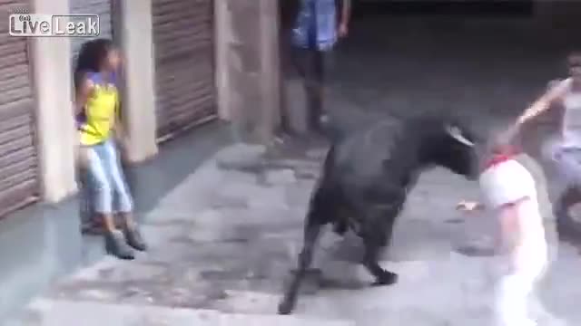 Момиче замръзва в неподходящ момент