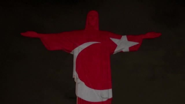 Осветиха статуята на Христос Спасителя в цветовете на турското и сирийското знаме
