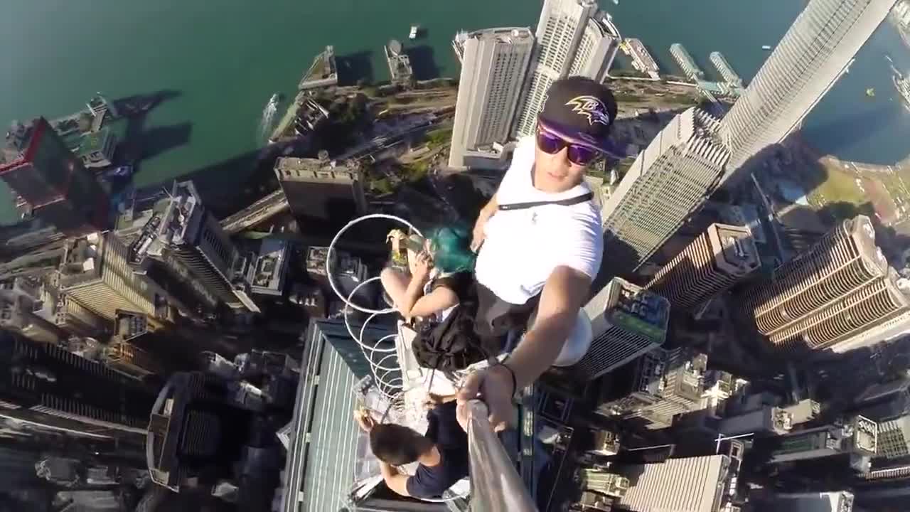 Екстремно селфи от Hong Kong Skyscraper