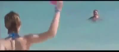 Хубава шега между две момичета