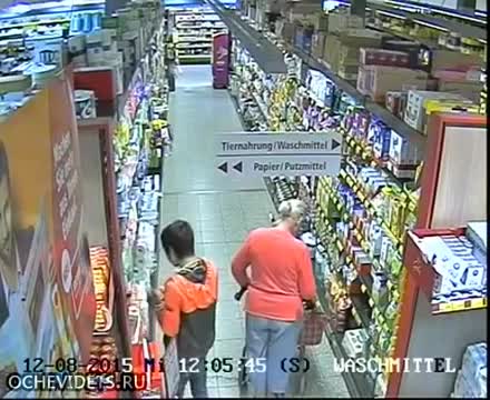Камера заснема как действа крадец в супермаркета