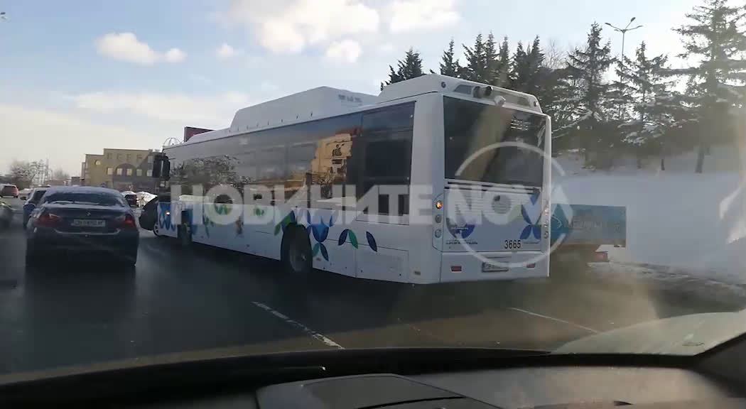 Автобус на градския транспорт и кола се удариха в София